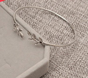 Fashion Simple Gold Silver Plated Cuff Bracelets For Women Leaves Bracelets Popular Open Bangle Bracelets T433 7g